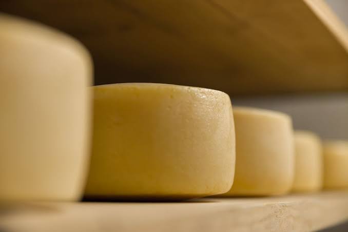 Il caso di Mattia Maestri: cosa ci insegna sulla sicurezza dei formaggi a latte crudo